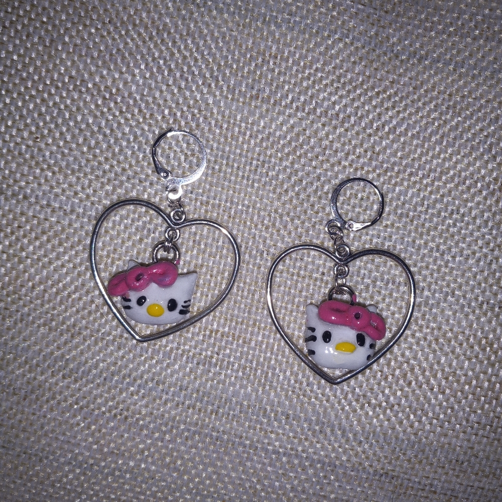 Hello kitty dangle heart earrings - Picture 2 of 2